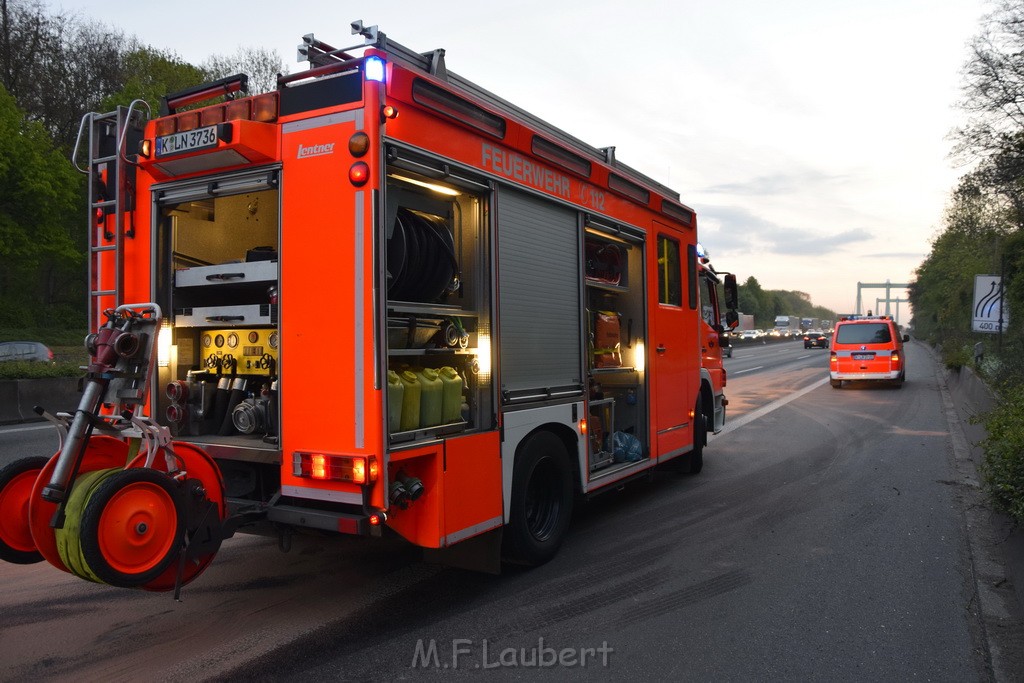 A 4 Rich Olpe vor Rodenkirchener Bruecke Heizoel LKW verliert Heizoel P20.JPG - Miklos Laubert